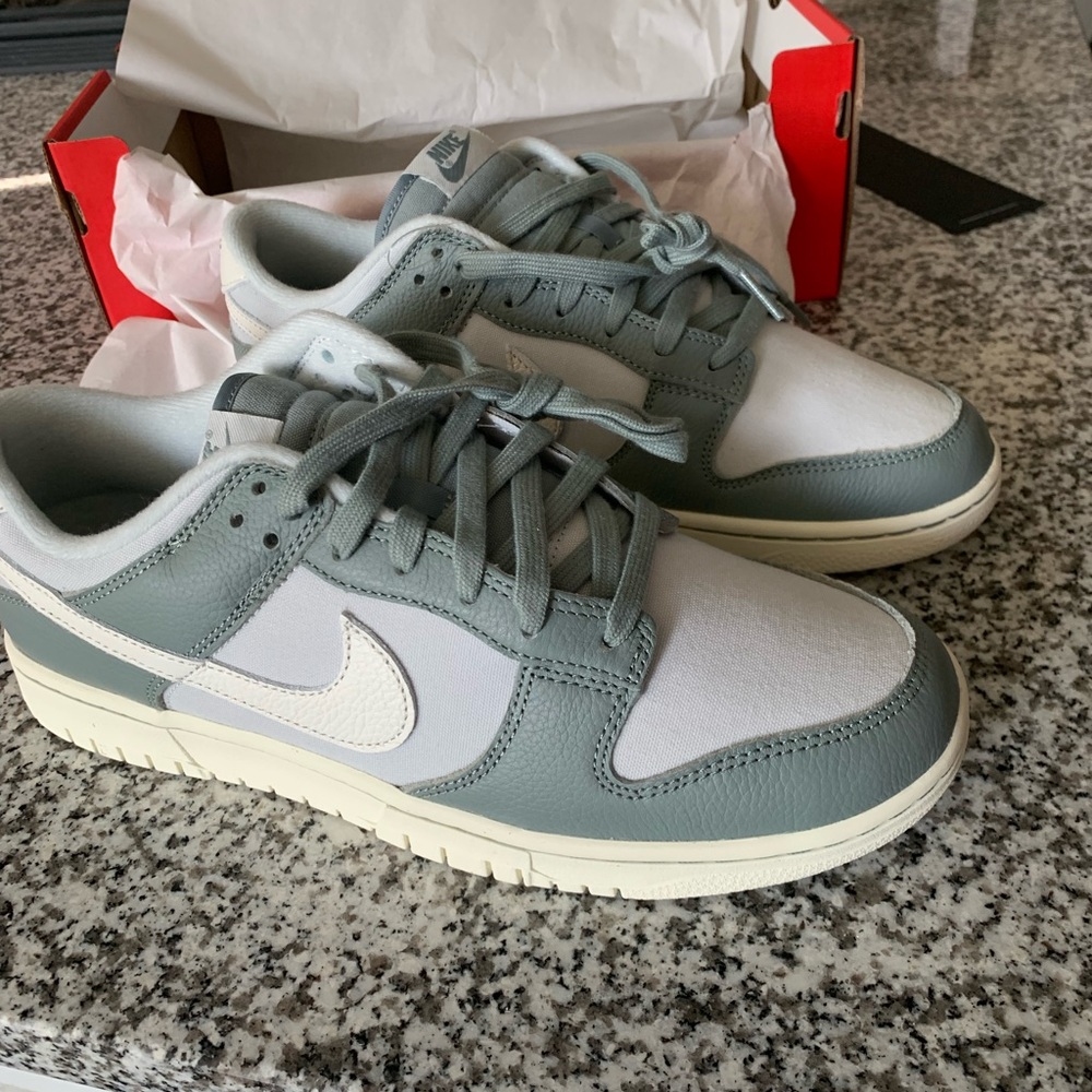 Nike Dunk Lows - Mica Green Men size 10